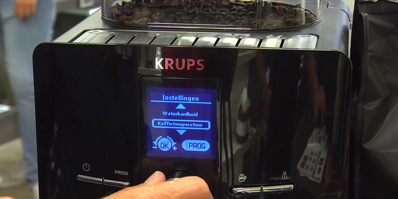 KRUPS EA8298 Coffee Machine bei der Nutzung - Bestadvisor