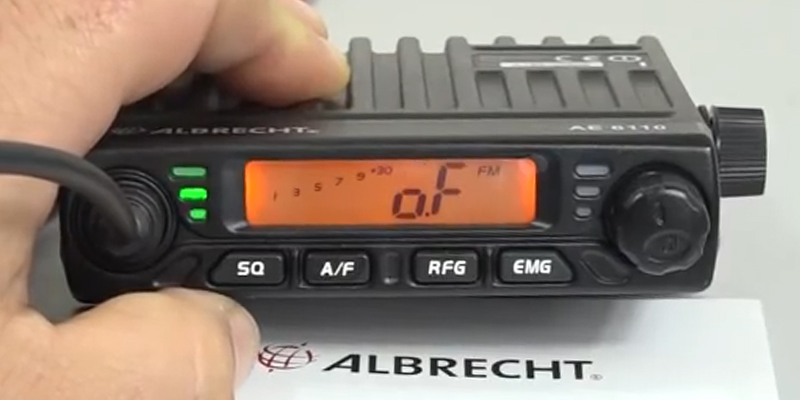 Albrecht AE6110 Mini-CB Funkgerät bei der Nutzung - Bestadvisor