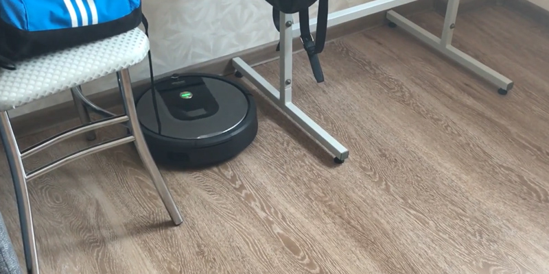 iRobot Roomba 960 Saugroboter bei der Nutzung