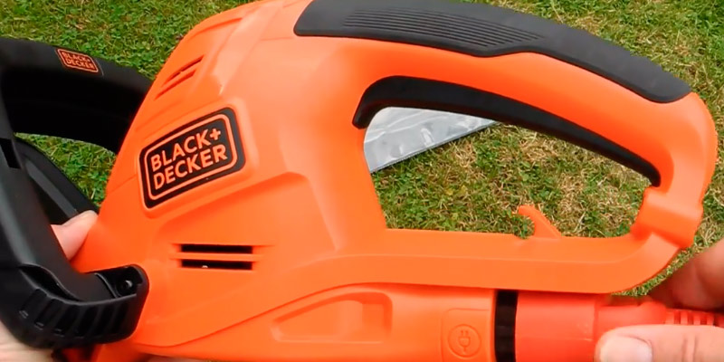 Black & Decker GT5560 Elektrische Heckenschere bei der Nutzung