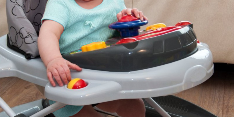 Stimo24 2IN1 Lauflernhilfe / Babyschaukel mit Spielcenter bei der Nutzung