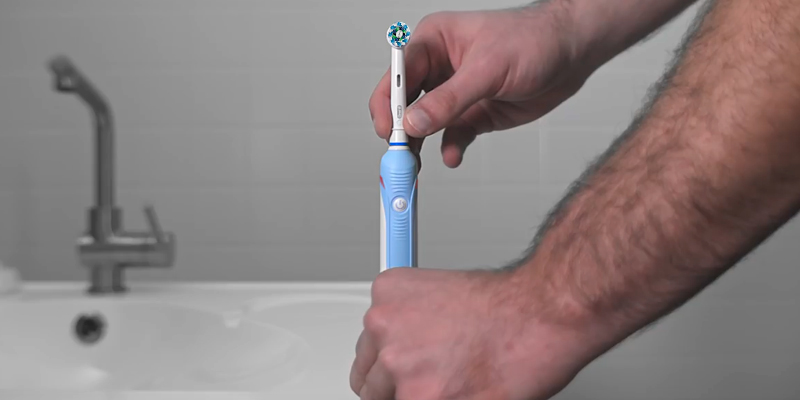 Die Übersicht über die Oral-B Pro 1000 Elektrische Zahnbürste, mit Timer, Andruckkontrolle und CrossAction Aufsteckbürste
