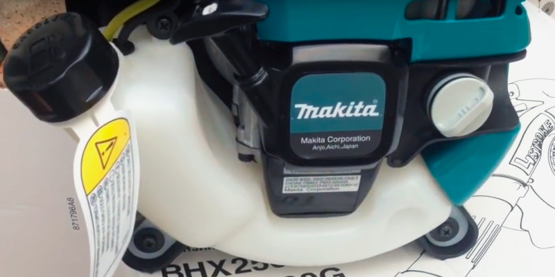 Makita ZMAK-BHX2501 Benzin-Laubgebläser Laubsauger bei der Nutzung
