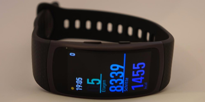 Samsung Gear Fit 2 Smartwatch bei der Nutzung