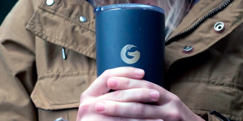 Coffee Gator Grau Thermobecher mit Kaffeebrüh-Funktion bei der Nutzung