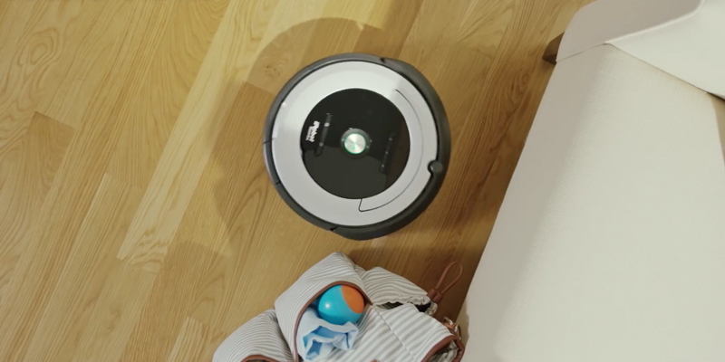 iRobot Roomba 680 Saugroboter bei der Nutzung