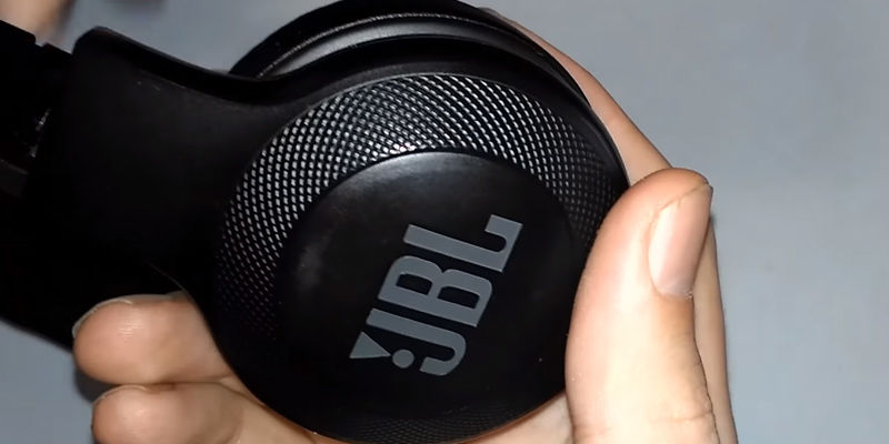 JBL E45BT Over-Ear Kopfhörer mit Mikrofon bei der Nutzung
