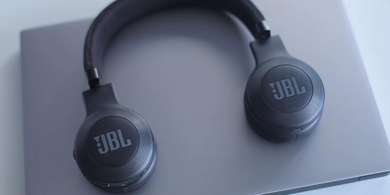 Die Übersicht über die JBL E45BT Over-Ear Kopfhörer mit Mikrofon